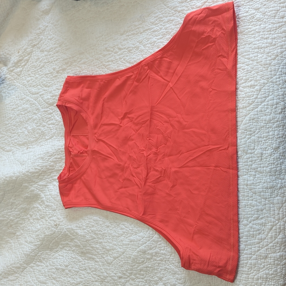 Lululemon Crop Size 8 in Pink Punch